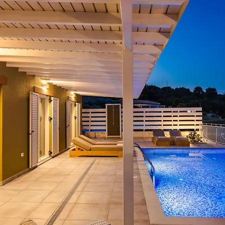 Saint Nicholas 5 *